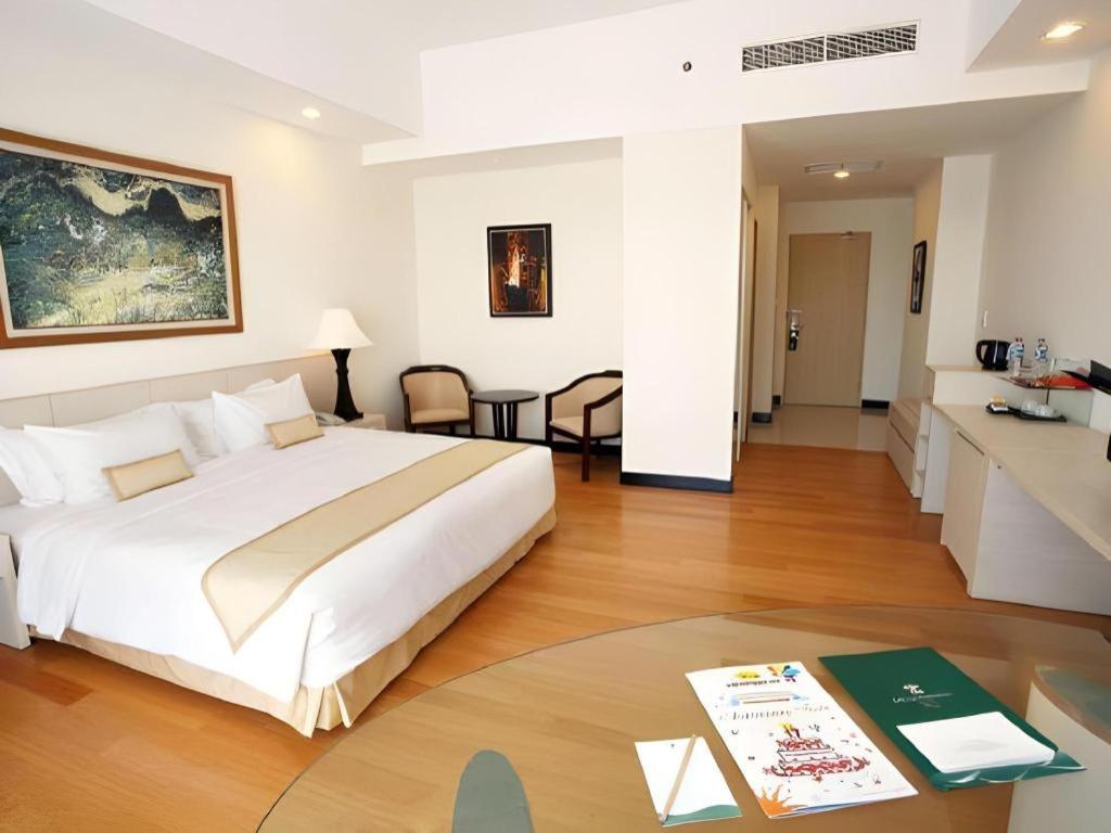 Sintesa Peninsula Hotel Manado Kültér fotó